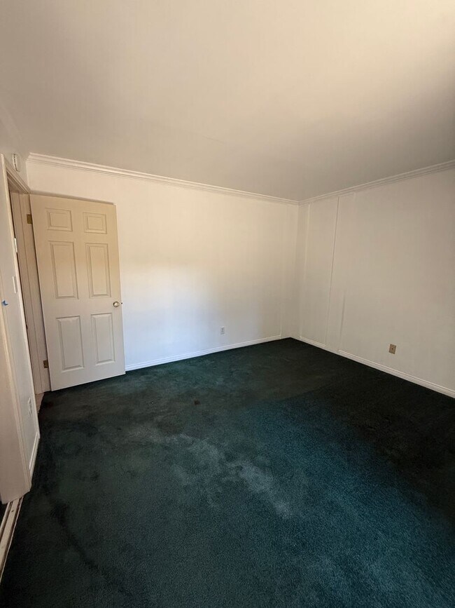 Building Photo - 3 Bed, 2 Bath Townhome with Vaulted Ceilings & Private Balcony