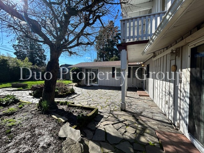 Building Photo - G Street