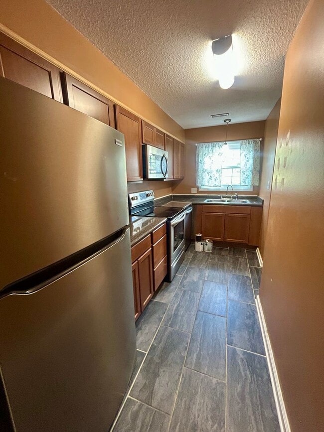 Building Photo - Spacious 2BR Townhome Near Downtown Carrbo...