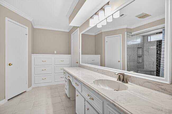 Building Photo - 13903 Chevy Chase Dr