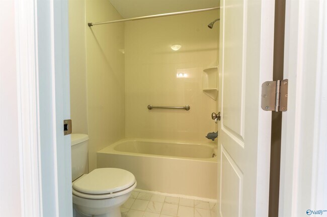 Building Photo - 2524 Oak Pl Dr SE