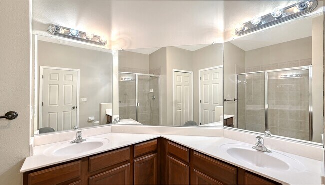 Building Photo - 3499 Parkridge Cir