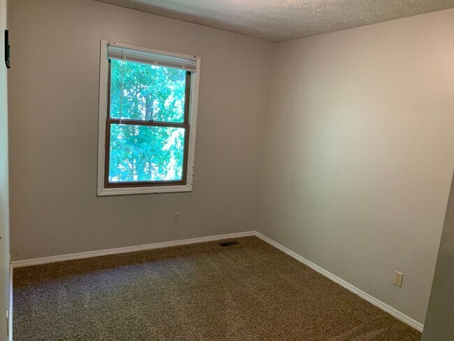 Building Photo - 3 bedroom, Spacious Townhouse: The Willows!