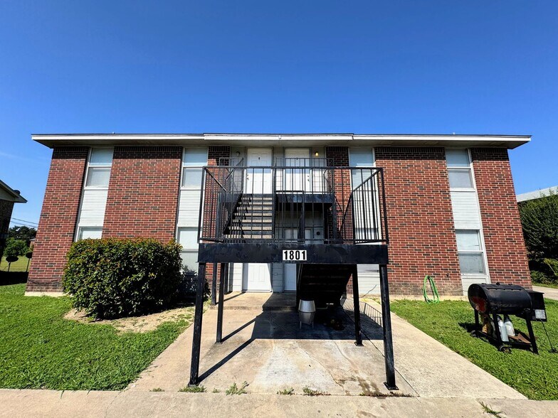 Primary Photo - 1801 Cedarhill Dr