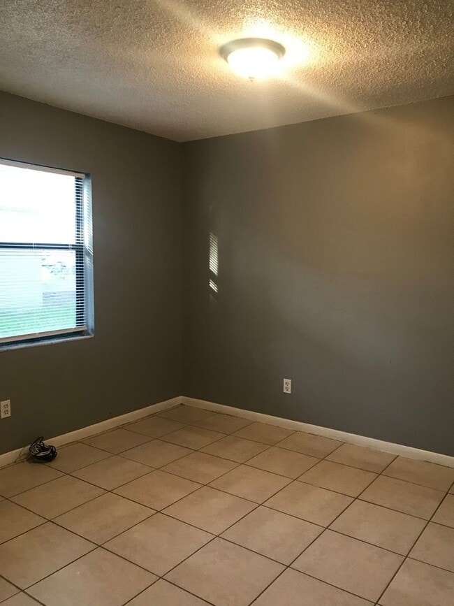 Building Photo - SPACIOUS RANCH STYLE 3 BEDROOM 2 FULL BATH...
