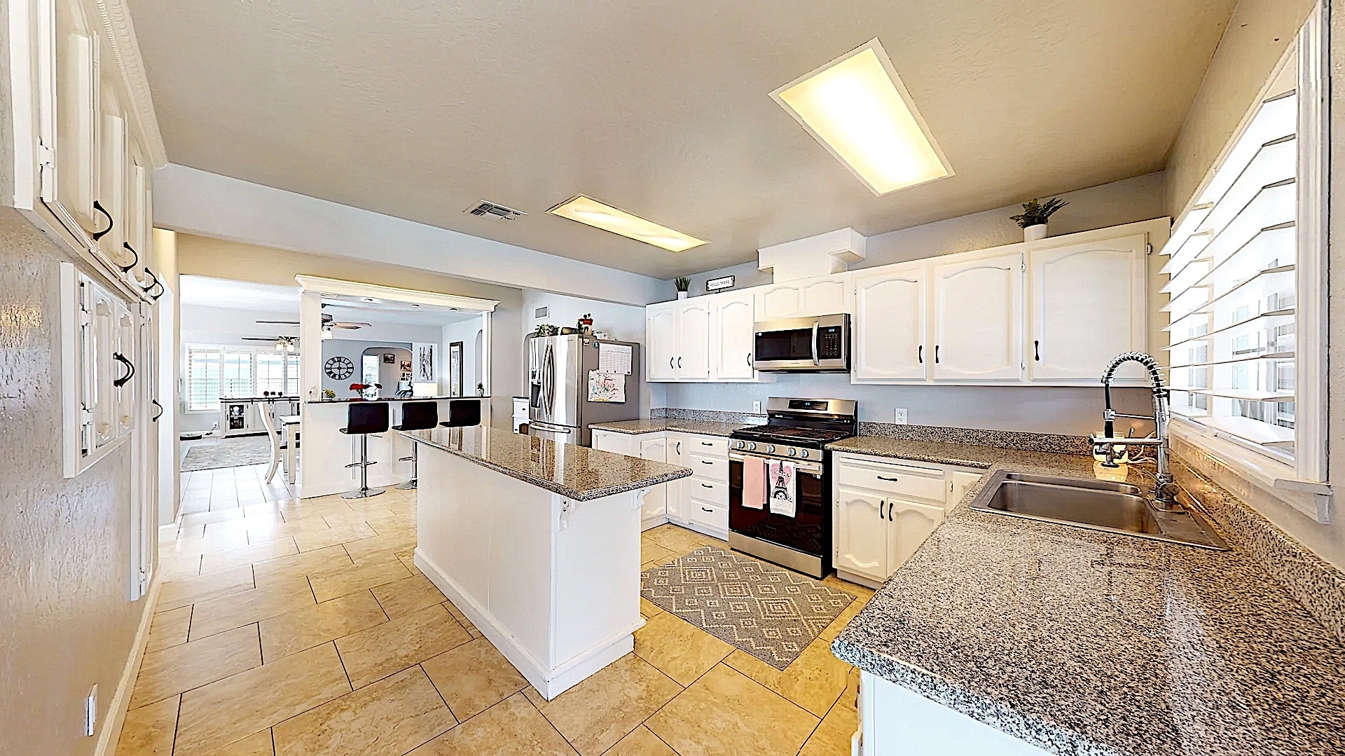 Building Photo - 204 N Santa Ana Ave