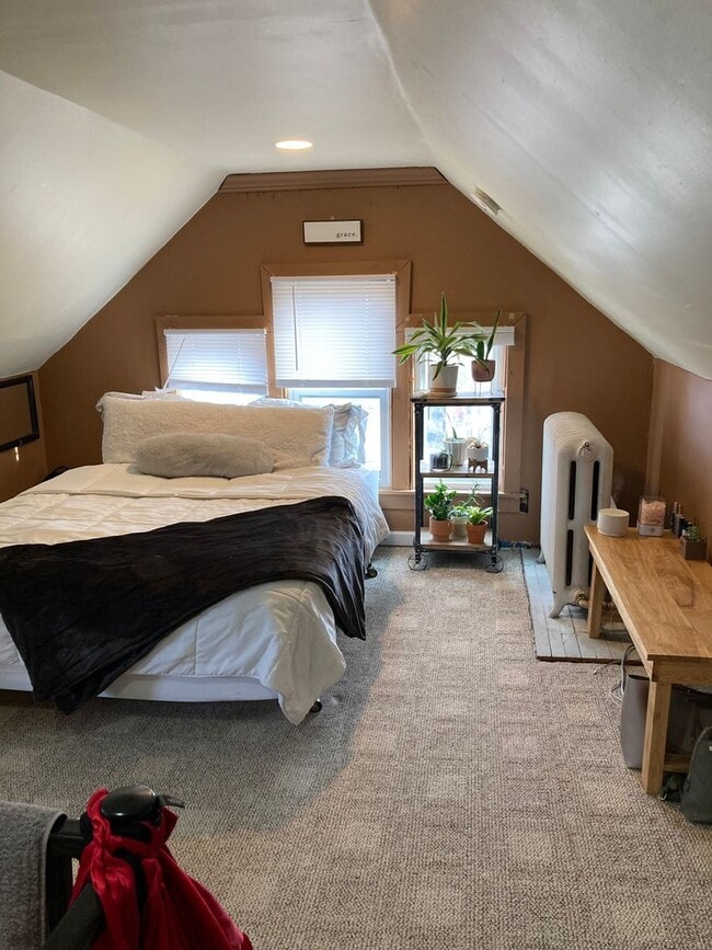 Building Photo - 3+ Bedroom / 2 Bath Single Family Home!