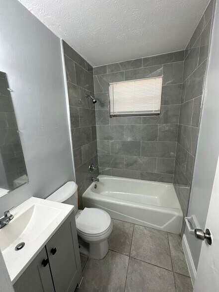 Building Photo - 1625 W 26th St