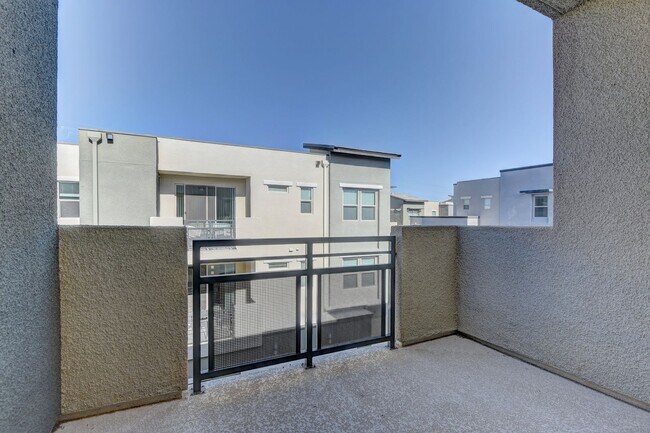 Building Photo - Gorgeous Condo! MUST SEE!!!