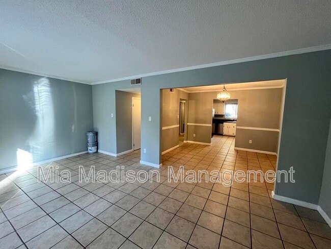 Building Photo - 527 Tibet Ave