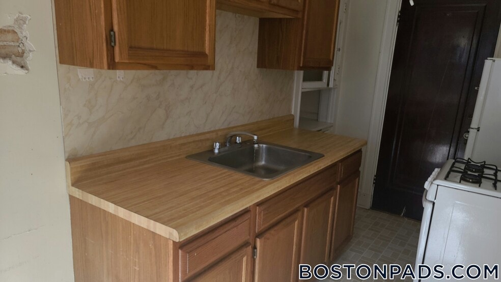 Building Photo - 53 Fellsway W