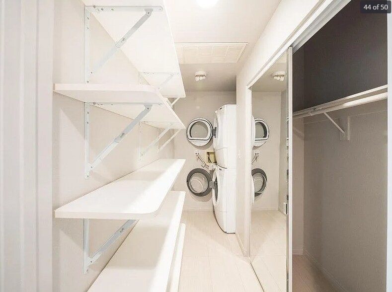 Building Photo - 2222 N Beachwood Dr