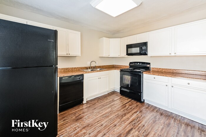Building Photo - 15827 Pine Mountain Dr