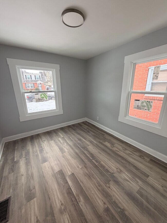 Building Photo - Gorgeous fully renovated 3 br house!