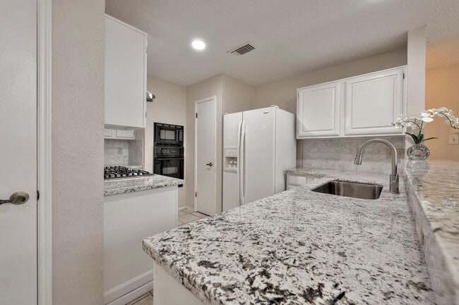 Building Photo - 2011 Creek Valley Ln