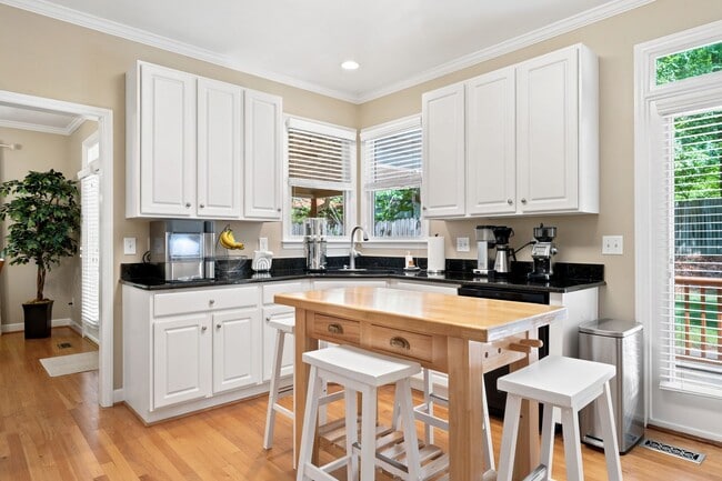 Building Photo - Durham Beauty - Cul de sac lot with fenced in yard - 4 bedrooms