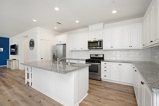 Building Photo - 3305 Midsummer Privado