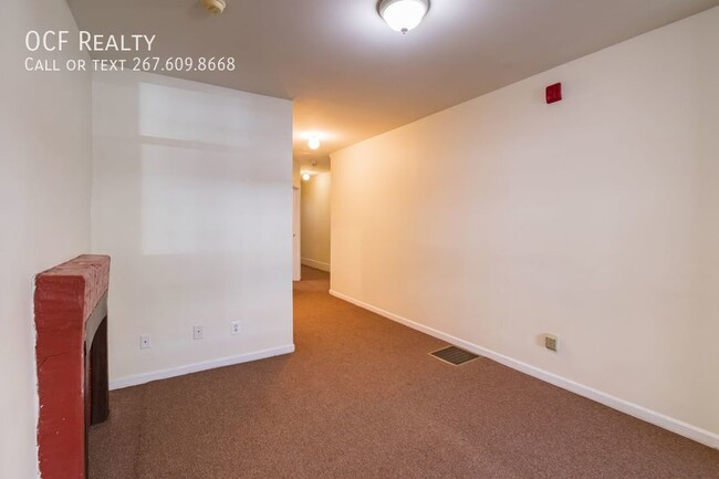 Building Photo - Spacious 2 Bedroom, 1 Bath Apartment in We...