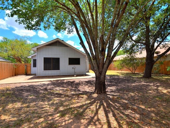 Building Photo - 813 Primrose Ln