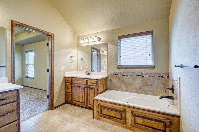 Building Photo - 1713 Pinewood Dr