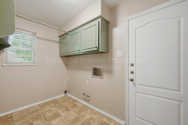 Building Photo - 2502 Turtle Creek Dr