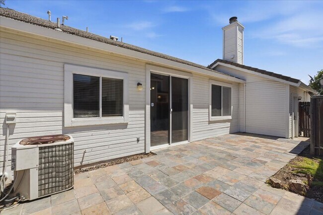 Building Photo - 9386 Laguna Pointe Way