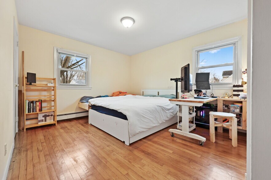 Building Photo - 2881 Meadowcrest Dr