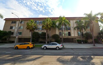 Building Photo - REMODELED 1 BEDROOM CONDO - Naples Island ...
