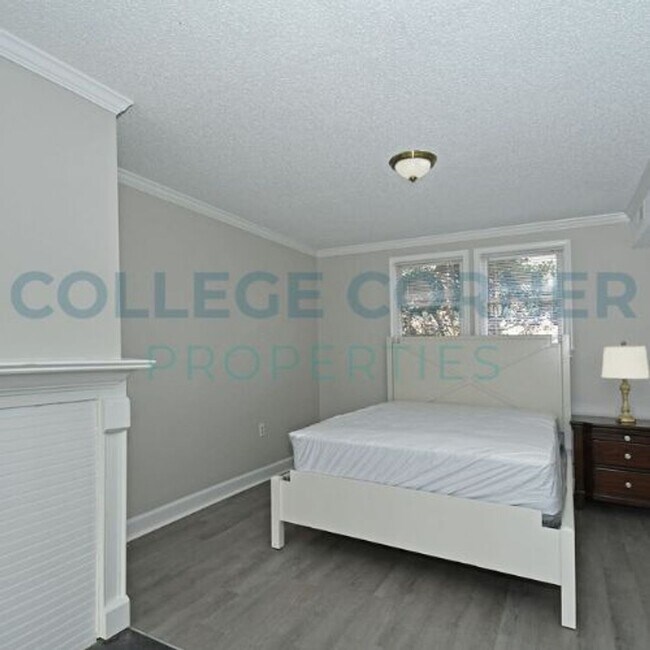 Building Photo - 1400 Brookwood Dr