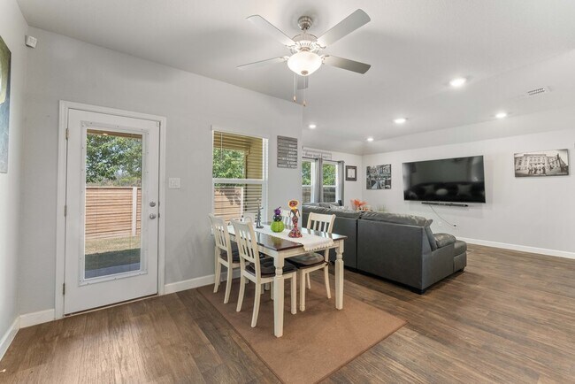 Building Photo - 829 Margay Lp