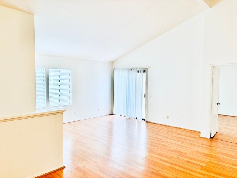 Building Photo - 16521 Grunion Ln