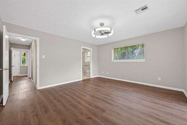 Building Photo - 105 Glenmora Ct