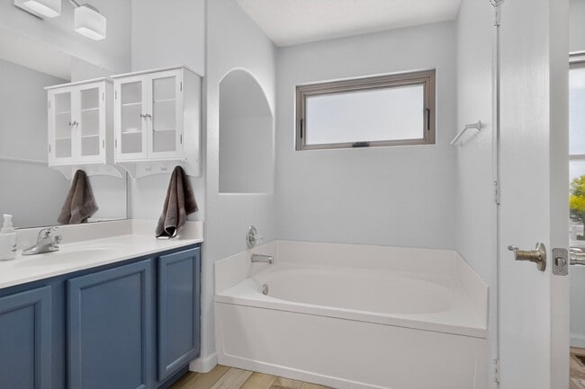 Building Photo - 624 Torretta Dr SW