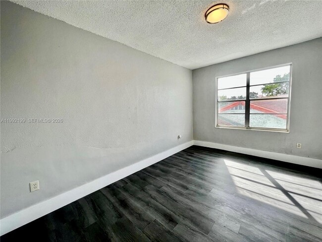 Building Photo - 301 SW 10th Ave