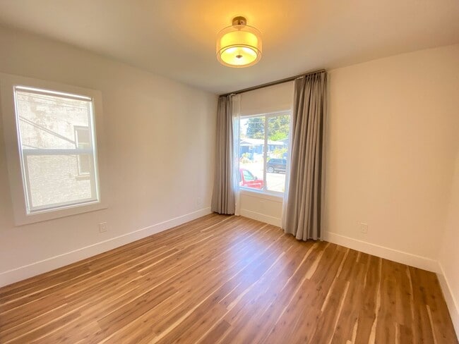 Building Photo - Advent - Large & Bright Two Bedroom Home L...