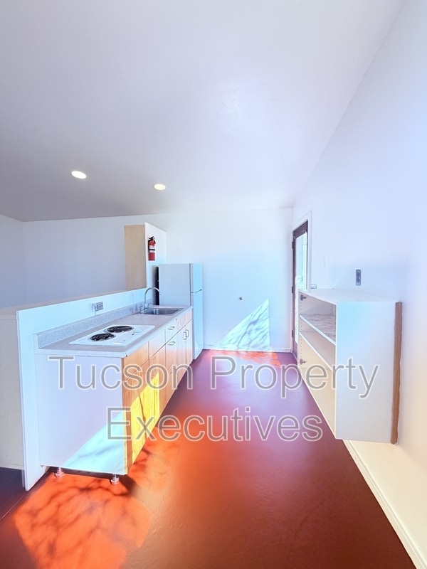 Building Photo - 443 E Delano St