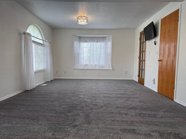 Building Photo - Burlington 3 Bed 2 Bath Home in quiet neighborhood