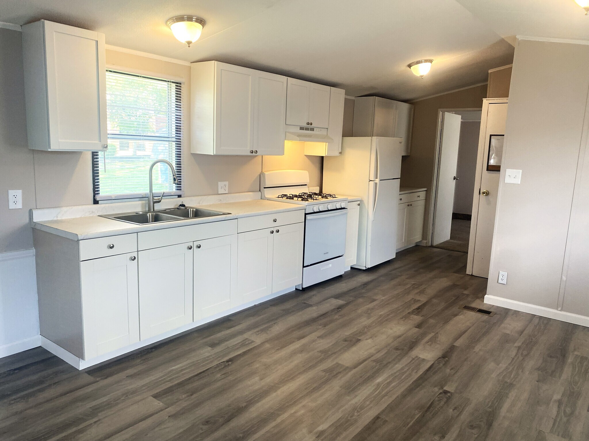 Building Photo - 39 1/2 Long St