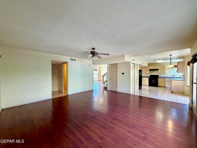 Building Photo - 1013 Via De La Paz Dr