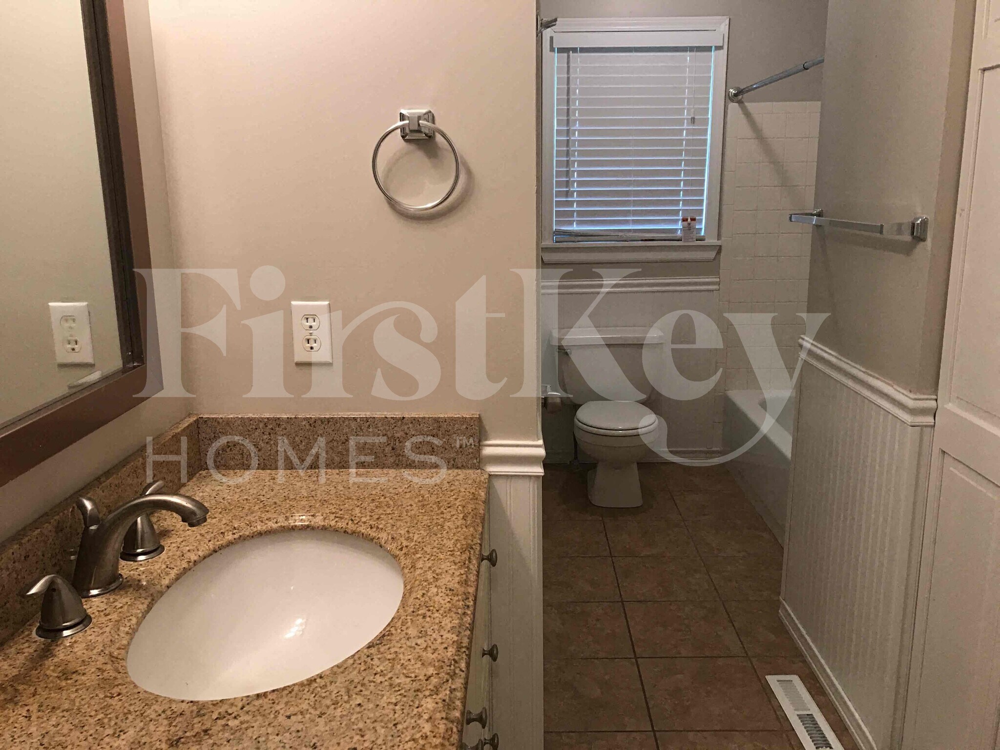 Building Photo - 804 NE Karapat Dr