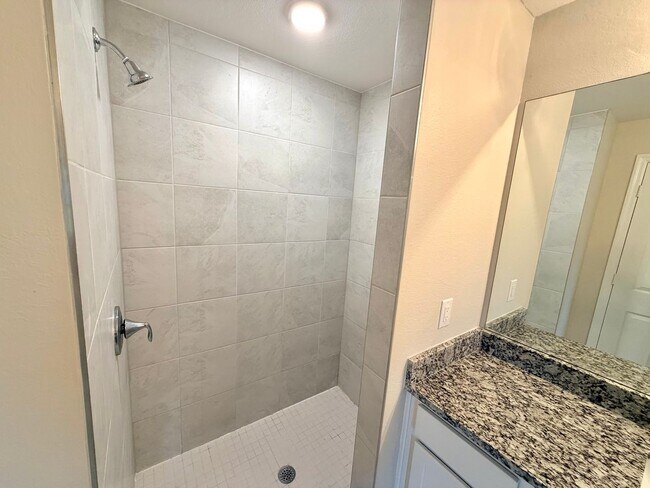 Building Photo - 4 Bed, 2 Bath Available Now in NW Cape Coral