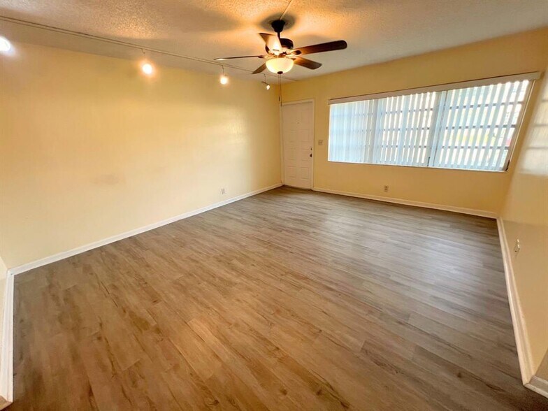 Building Photo - 843 Twin Lakes Dr