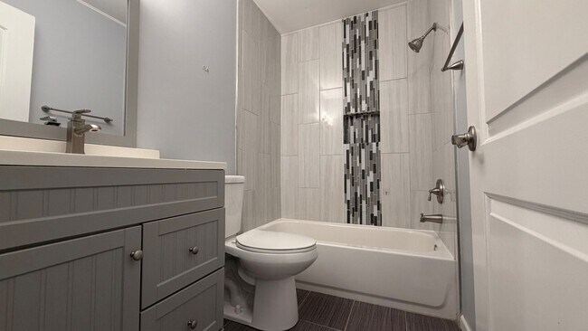 Building Photo - 646 White Ct