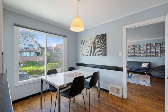 Building Photo - UPDATED LARGE BRIGHT 1800sf 3BR/2BA/1GR In...