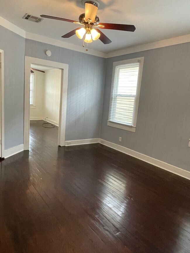 Building Photo - 2BD/1BA Uptown with Washer and Dryer in Unit and Backyard