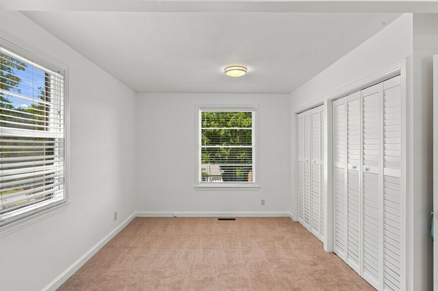 Building Photo - 5713 Vine Ridge Dr