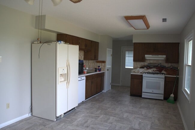 Building Photo - Nice 3 Bedroom Farm House In Fayette!