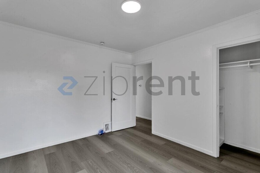Building Photo - Unit