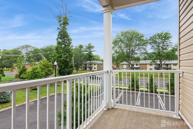 Building Photo - 727 Lorhan Dr
