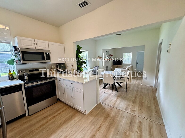 Building Photo - 672 Chestnut St